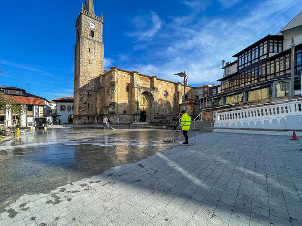 El Ayuntamiento de Comillas acomete la limpieza del pavimento en las plazas de Tres Caños, del Ángel y en el Corro Campíos