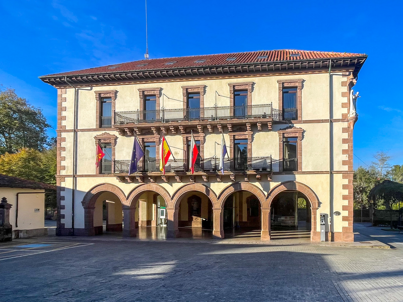 Comillas aprueba la adjudicación de la gestión del servicio de estacionamiento regulado por un valor de 508.000 euros