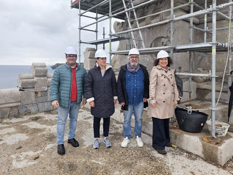 La alcaldesa visita las obras de rehabilitación del monumento al Marqués de Comillas